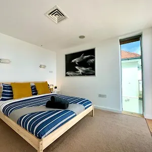 https://stunning-panoramic-sea-view-beach-location-sleeps-up-to.bournemouth-hotels.org
