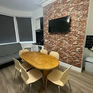 Newly Refurbished & En-suite - Suli House Apartment Blackpool