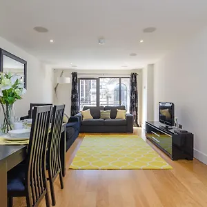 Custom House Square: Cathedral Quarter Apartment